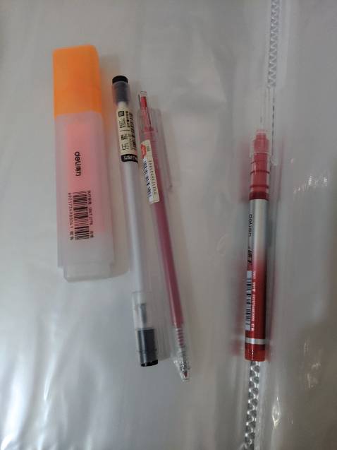 Lúc mua mình không để ý, giờ mới biết đây là bút ball point nên nét mực ra nhiều và dễ bị nhoè, còn lại mọi thứ ổn, giao hàng đúng hẹn.