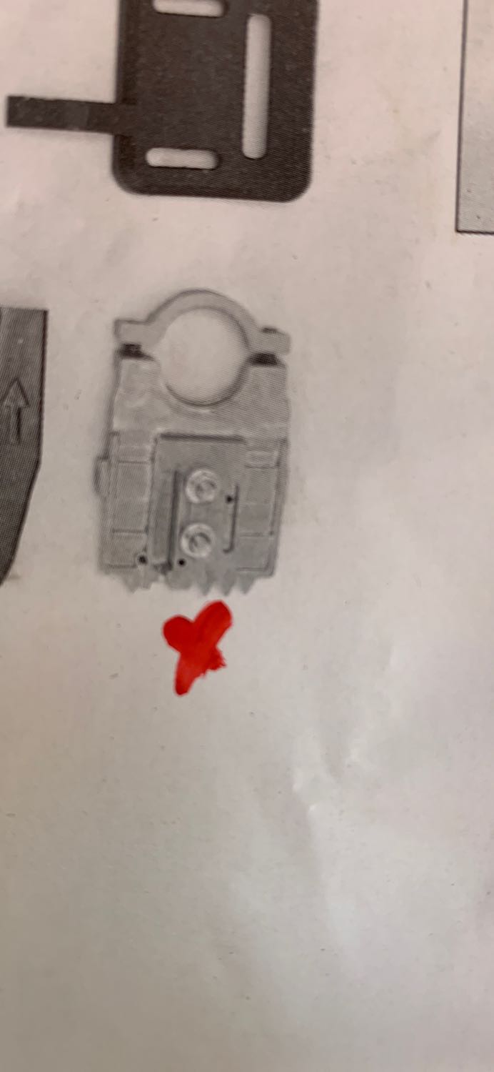 Sản phẩm thiếu 1 tấm cố định lưỡi cưa (hình có đánh dấu đỏ), đó là quan trọng không thể sử dụng nếu thiếu; do vậy, yêu cầu Tiki vui lòng đổi lại hàng giúp. Xin cám ơn.