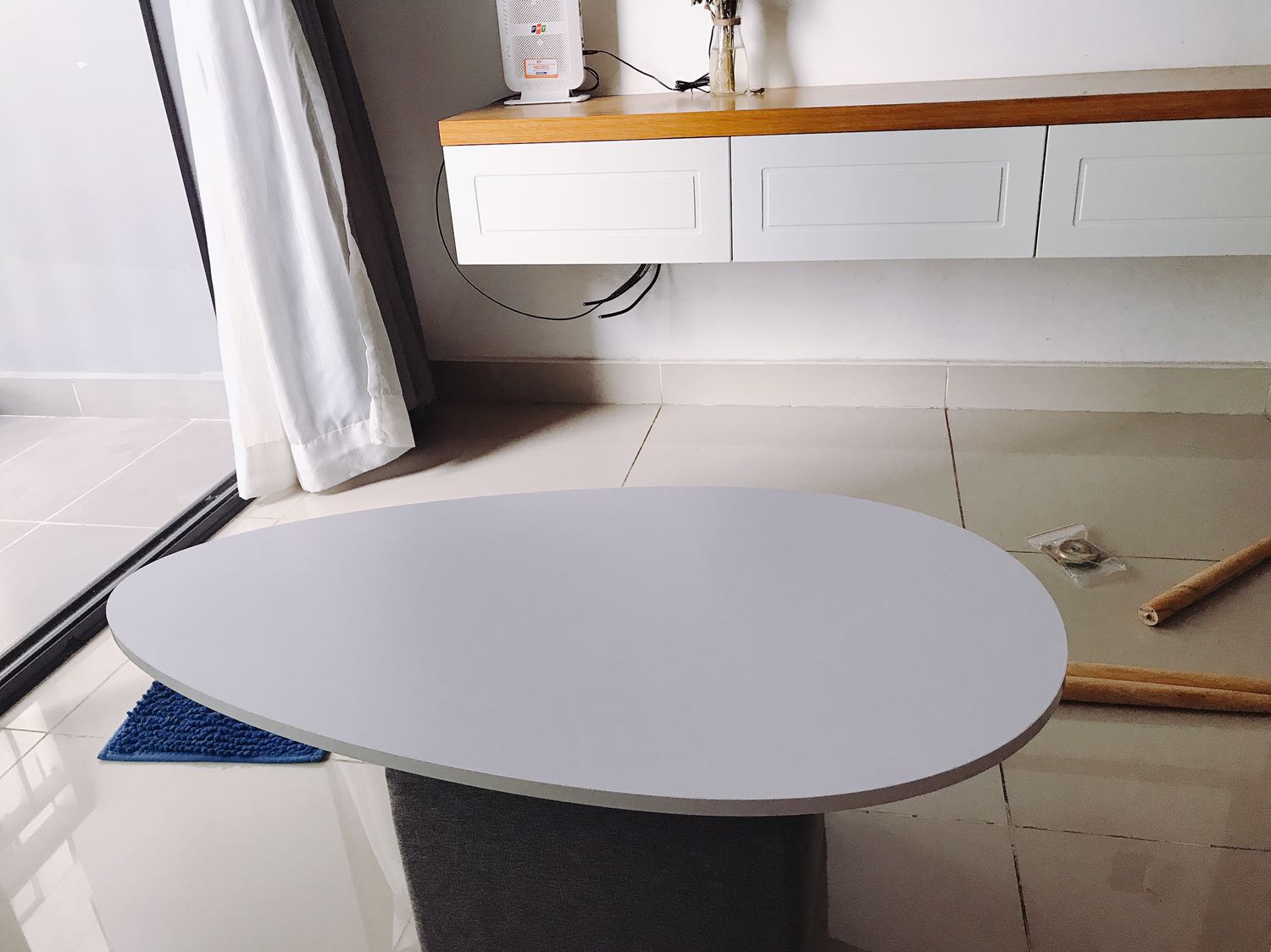 Bàn xinh xắn nhưng khi gói hàng shop nên bọc thêm 1 lớp nilong hoặc giấy báo mặt bàn, nay trời mưa thùng giấy bị ẩm mềm hết chỉ cần va đập nhẹ là trầy rồi 😁