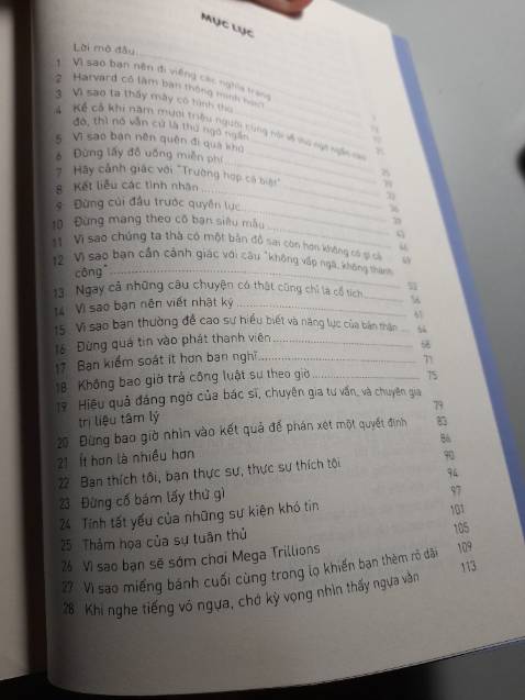 Nhìn bìa đã thấy cả một bầu trời tư duy rồi. Bên trong có 100 vấn đề nhỏ rất gần gũi nhưng đưa ra những góc nhìn mới mẻ, đọc xong đảm bảo đầu sáng như bóng đèn luôn.