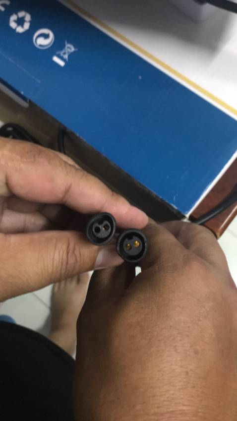 Mua 300w, giao 100w. 2 cái jack giống nhau sao mà cắm. Treo đầu dê bán thịt ***