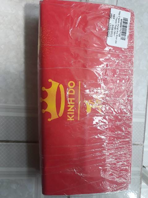 Tiki xử lý và giao hàng nhanh.. Shipper nhiệt tình.. Khâu đóng gói cũng đẹp và chắc chắn, có lót giấy chống sốc.. Bánh nhận đc đầy đủ cả túi giấy đi kèm, date có hơi ngắn 1 xíu qua Trug Thu cỡ 1 tuần.. Mua làm quà biếu nên mình chưa dùng thử nhưg là sp chính hãng của kinh đô nên cũng khá an tâm về chất lượng, mong là bánh sẽ ngon như hươg vị bánh trc giờ của Kinh đô.. Hộp giấy và túi giấy có hơi mỏng mảnh nếu dày dặn hơn xíu có lẽ nhìn sẽ sang trọng, bắt mắt hơn.. Vì định mua làm quà biếu nên mình có cái nhìn hơi kỹ tính hơn xíu mong Kinh đô sẽ cải thiện thêm .. Nhìn chung tổng thể mình khá hài.. Cảm ơn Tiki