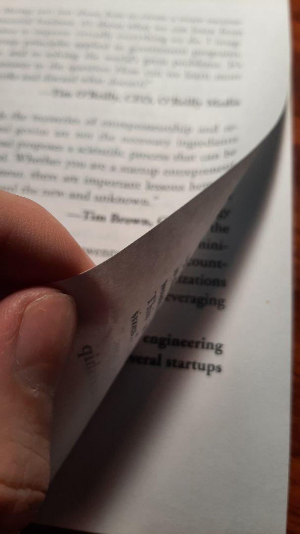 Chất lượng sách in không tốt. Phần bìa in k che được hết phần giấy trong sách. Loại giấy in cũng khá là mỏng và rít.