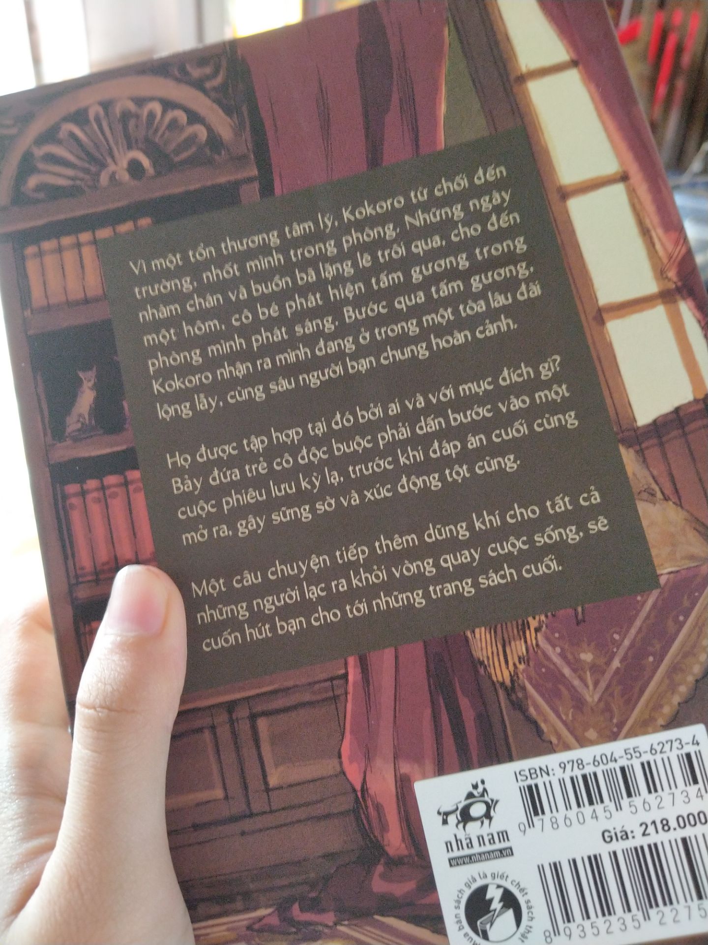 không hay đến mức xuất sắc nhưng cũng ko tệ, điều mình ko thích là đến gần nửa quyển mà câu chuyện cứ lan man về việc những đứa trẻ đến lâu đài mỗi ngày ns chuyện vs nhau nhưng ko có tiến triển gì nổi bật, cả cách kokoro cứ im lặng và suy nghĩ quá nhiều đến mức vớ vẩn dù rằng mẹ của cô bé thật sự rất kiên nhẫn và tôn trọng con gái mình. Nhưng đến cuối nửa sau thì câu chuyện khá hấp dẫn và được đẩy nhanh hơn(một cách hơi chóng vánh), có xúc động và có bất ngờ nữa. Tuy nhiên lời giới thiệu sách có hơi khoa trương khi nói đến xúc động tột cùng rồi là một cuộc phiêu lưu, thay vào đó câu chuyện thực tế hơn và ko quá mức thần kì hay hồi hộp. Dù có xúc động, nhưng nó vẫn chưa đến mức mạnh mẽ gắn kết vs ng đọc. Tuy nhiên mình mong có tập 2, vì mình muốn bt câu chuyện tiếp theo giữa Rion và Kokoro.