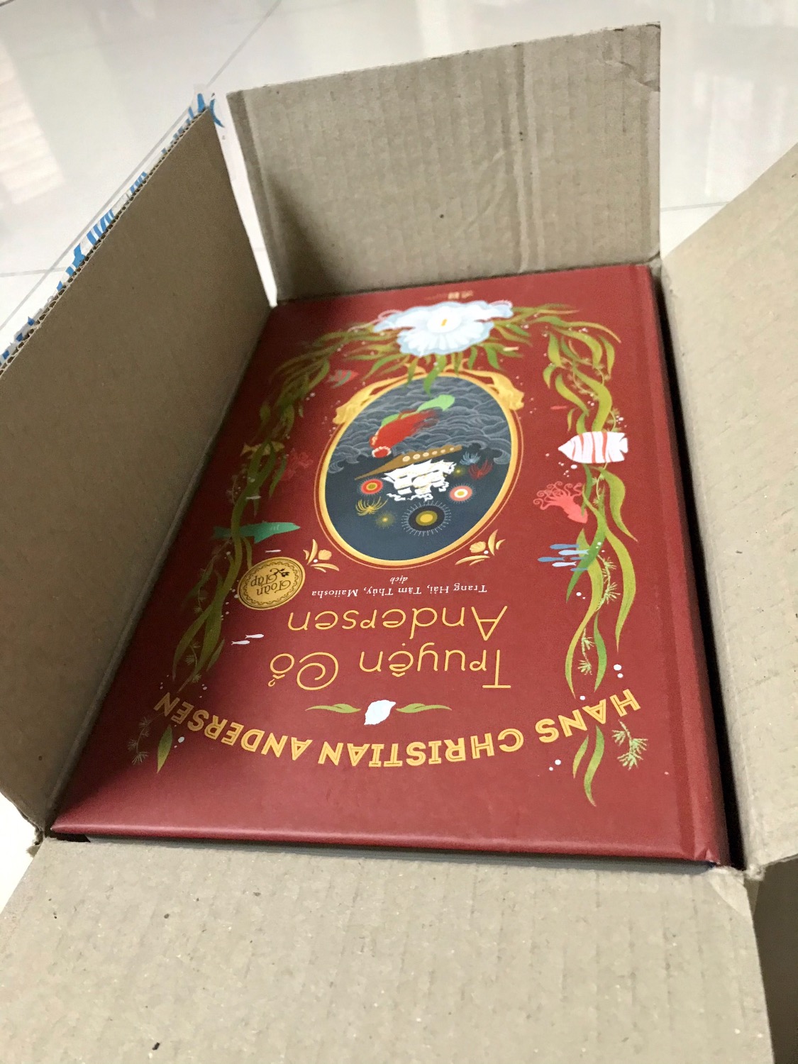 Tôi đã nhận được đơn hàng số 489920513. Sách được đóng gói trong hộp quá chật và để trần không có nylon xốp nổ bọc nên bị bẹp bìa. Bên cạnh đó, bìa sách cũng bị dính keo lem nhem. Đây là lần thứ 4 Tiki phải đổi lại đơn hàng có bộ sách này với cùng một lỗi hàng bị lỗi bẹp ở mức độ khác nhau trong quá trình vận chuyển do khâu đóng gói rất ẩu. Cách làm việc này vừa lãng phí nguồn lực của Tiki và vừa làm mất thời gian của khách hàng. Đã phản hồi thông tin cho bộ phận chăm sóc khách hàng của Tiki. Dường như mối liên kết giữa bộ phận chăm sóc khách hàng và bộ phận đóng gói có mối liên hệ hết sức mờ nhạt, nếu không nói cứ như thể chẳng liên quan gì đến nhau. Bộ phận chăm sóc khách hàng tiếp nhận thông tin xong thì bộ phận đóng gói vẫn giữ nguyên quy trình không thay đổi. Đây là bộ sách có nội dung rất hay nên đề nghị Tiki thu hồi sản phẩm lỗi và đổi bộ sách không bị lỗi. Cảm ơn Tiki.