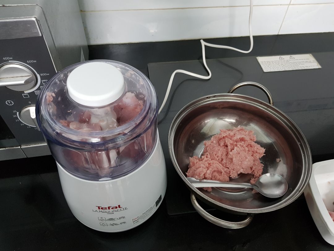 Máy xay rất nhanh và nhuyễn chỉ trong vài giây. Lưỡi dao không quá bén mang lại cảm giác an toàn khi vệ sinh dụng cụ. Mình cực kỳ hài lòng  về sản phẩm này.