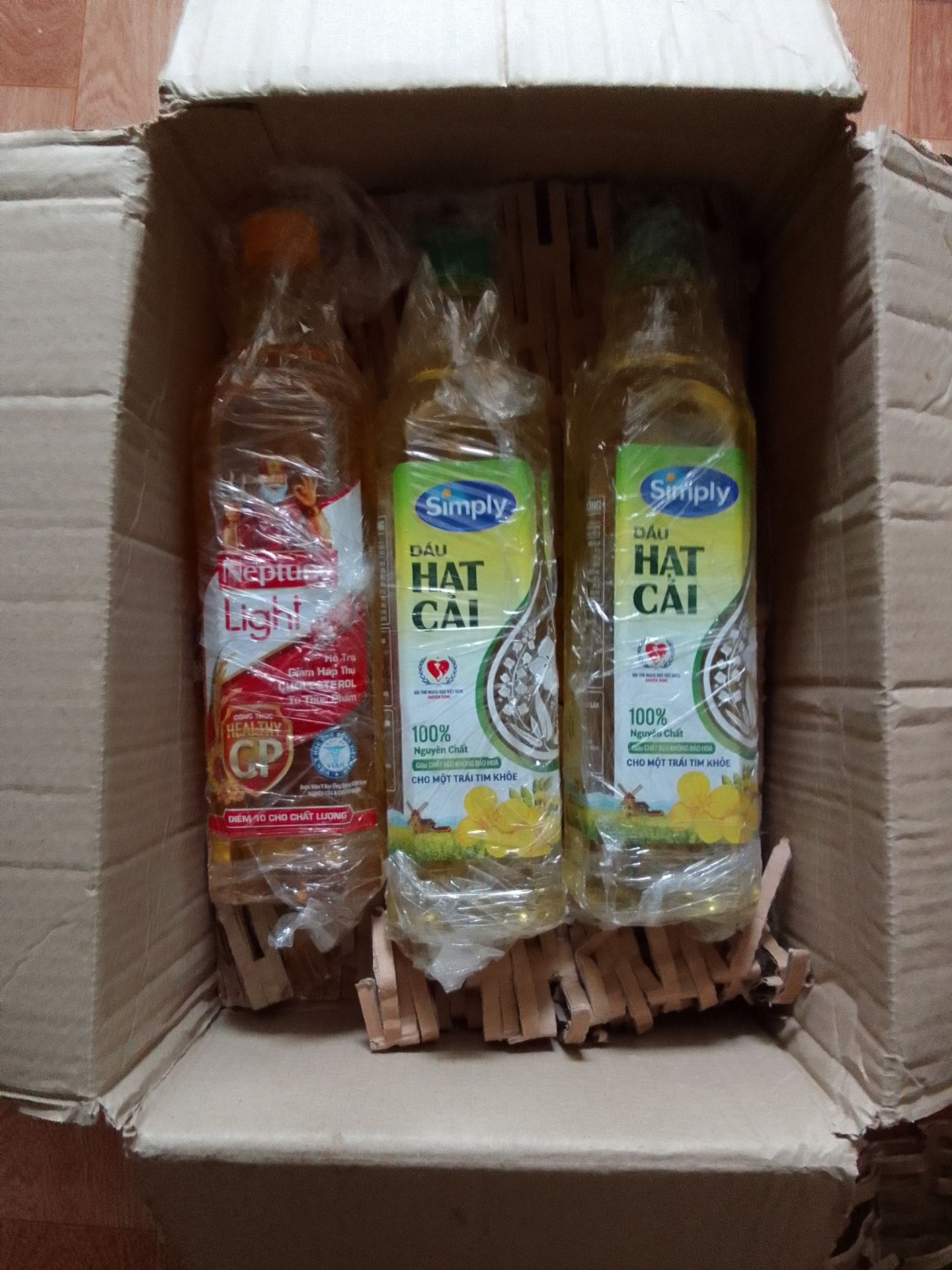 -Giao hàng quá nhanh
-Date xa tận năm 2023
-Đóng hàng kĩ lưỡng, vỏ hộp vẫn còn cứng nguyên, không bị rách
-Bao bọc bằng nilon cẩn thận, quấn tận mấy vòng các bác ạ. Bên dưới còn lót bìa cát tông được cắt nhỏ nên không lo bị vỡ nhé, cực kì yên tâm
-Dầu ngon, mua được giá 55k cũng rẻ rồi, áp mã giảm giá thì còn ngon nữa
=> Đánh giá về tổng thể: 10/10 cho Tiki -Giao hàng quá nhanh
-Date xa tận năm 2023
-Đóng hàng kĩ lưỡng, vỏ hộp vẫn còn cứng nguyên, không bị rách
-Bao bọc bằng nilon cẩn thận, quấn tận mấy vòng các bác ạ. Bên dưới còn lót bìa cát tông được cắt nhỏ nên không lo bị vỡ nhé, cực kì yên tâm
-Dầu ngon, mua được giá 55k cũng rẻ rồi, áp mã giảm giá thì còn ngon nữa
=> Đánh giá về tổng thể: 10/10 cho Tiki