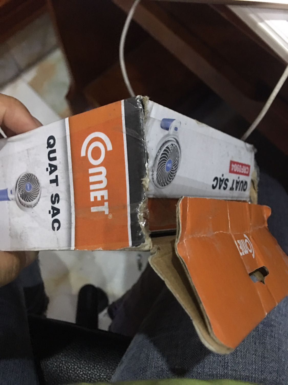 khi sáng hàng về , Lúc đầu đầy quạt ra mình tưởng hết pin và mình đã sạc đủ 8 tiếng nhưng vẫn cứ bị đơ mà quạt bật lên không được. Bị lỗi trầm trọng , hộp thì bẩn , móp hư sơ sài như đồ cũ á , mong Tiki coi lại hàng lỗi đổi trả