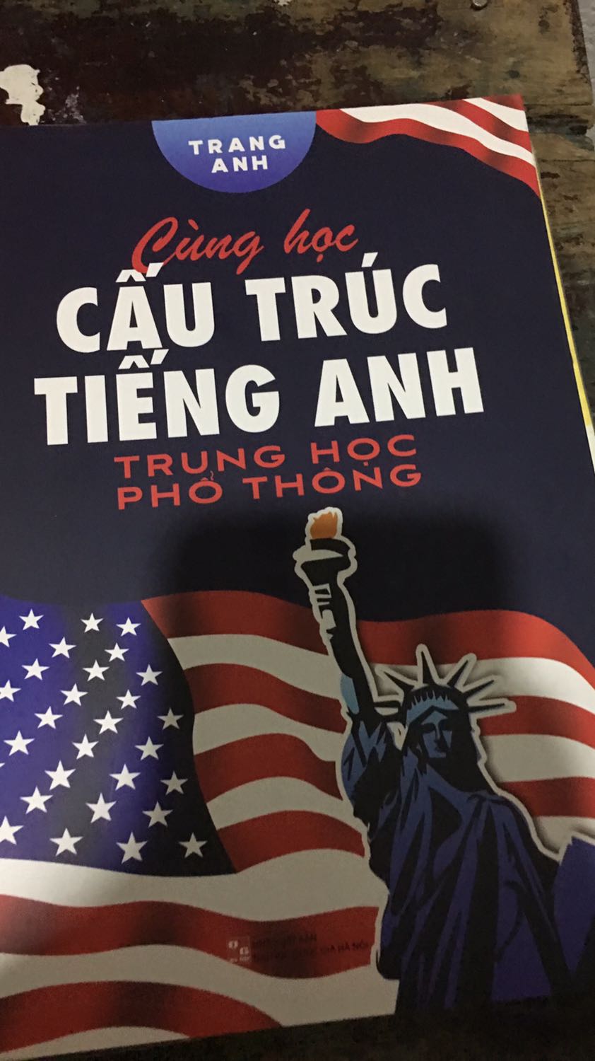 sách cô Trang Anh thì chất lượng khỏi bàn r,cuốn này có đủ cấu trúc từ lớp 10-12 cả chương trình mới và cũ nên rất tiện.Vì dịch bệnh nên giao hàng hơi lâu xíu,có một điểm mà mik hơi buồn là tiki chỉ đóng gói trong 1 hộp carton nên trong quá trình vận chuyển sp sẽ bị móp méo là điều ko tránh khỏi nhưng vì chất lượng sp nên vẫn quyết định cho 5*☺️☺️