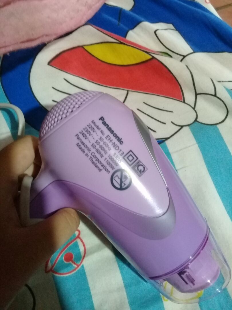 máy chạy êm ái . ko có mùi ion như các máy khác. trong tầm giá . sấy số 1 rất mát. số hơi nóng mát mau khô . số 3 là khô siêu tóc ??. máy chạy rất tốt bé bé cầm vừa tay mk rất xinh và thích hợp du lịch ??