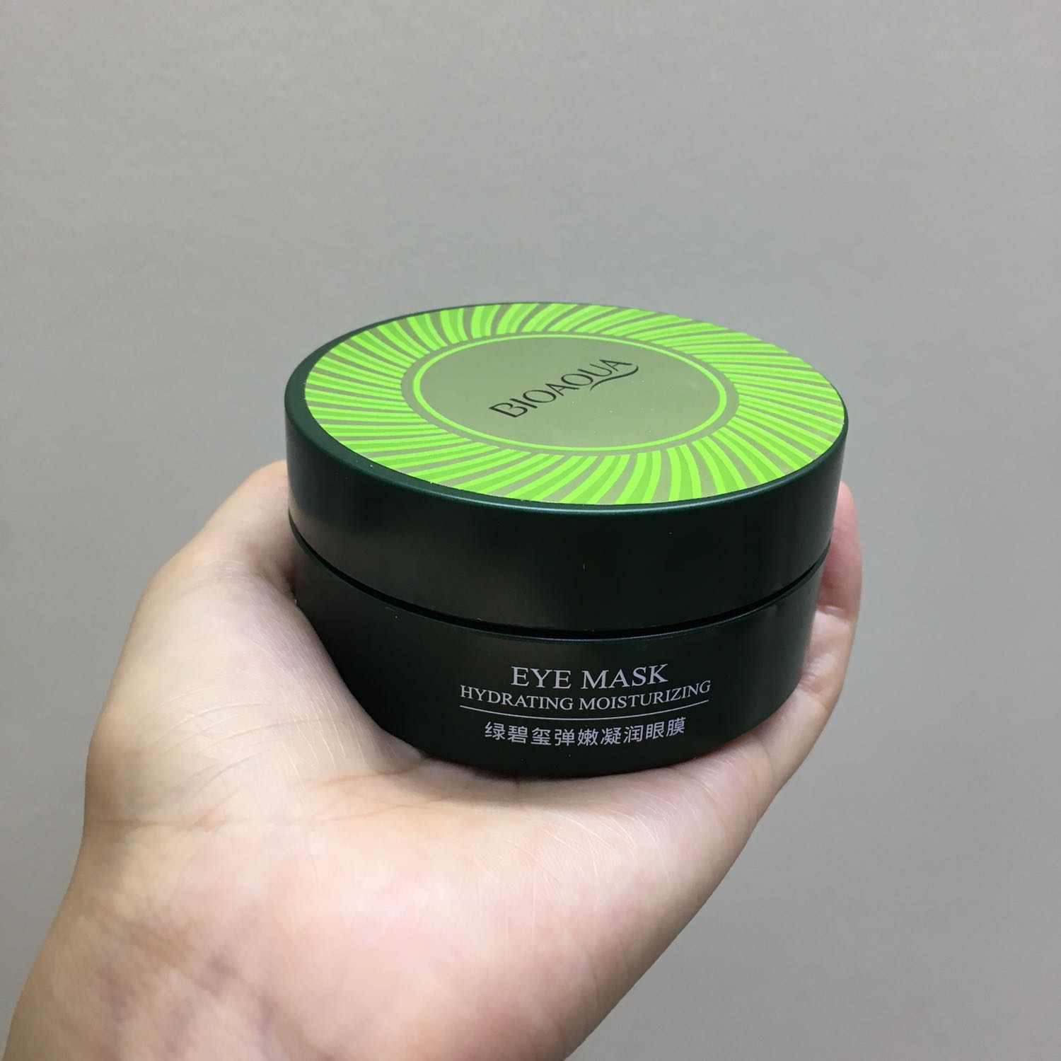 ❤️? Điểm mạnh:
- Nhỏ gọn, dễ bảo quản, dễ đắp. Bạn nào hay bị sưng mắt vì ngủ nhiều thì có thể bảo quản trong tủ lạnh, sáng dậy đắp sẽ đỡ sưng.
- Hiệu quả tuy không quá tuyệt vời (đối với cá nhân mình vì hiệu quả mỗi người mỗi khác) nhưng cũng không phải là không có hiệu quả. Có lẽ phải dùng hai hộp trở lên mới thấy được hiệu quả rõ rệt.
❤️? Điểm yếu:
- Cảm giác nóng rát những lần đầu đắp. Bạn nào da nhạy cảm thì có thể quẹt thử tí essence trong hộp lên da xem có phản ứng gì không rồi hẵng dùng.
- Mùi hơi tính hoá học nên bạn nào mũi nhạy cảm giống mình có thể sẽ thấy hơi khó chịu khi đắp. ❤️? Điểm mạnh:
- Nhỏ gọn, dễ bảo quản, dễ đắp. Bạn nào hay bị sưng mắt vì ngủ nhiều thì có thể bảo quản trong tủ lạnh, sáng dậy đắp sẽ đỡ sưng.
- Hiệu quả tuy không quá tuyệt vời (đối với cá nhân mình vì hiệu quả mỗi người mỗi khác) nhưng cũng không phải là không có hiệu quả. Có lẽ phải dùng hai hộp trở lên mới thấy được hiệu quả rõ rệt.
❤️? Điểm yếu:
- Cảm giác nóng rát những lần đầu đắp. Bạn nào da nhạy cảm thì có thể quẹt thử tí essence trong hộp lên da xem có phản ứng gì không rồi hẵng dùng.
- Mùi hơi tính hoá học nên bạn nào mũi nhạy cảm giống mình có thể sẽ thấy hơi khó chịu khi đắp.