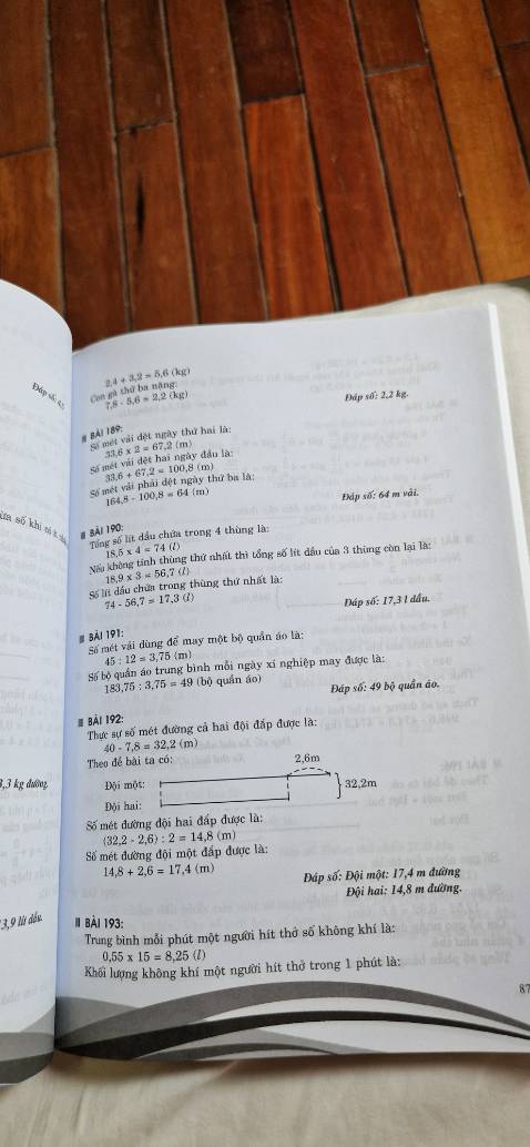 Mau sac bat mat, be minh yeu thich sach, nen khi moi mua ve co mau, lam kich thich su to mo cua *** be. Vay la be nha minh lam ngay may trang luon