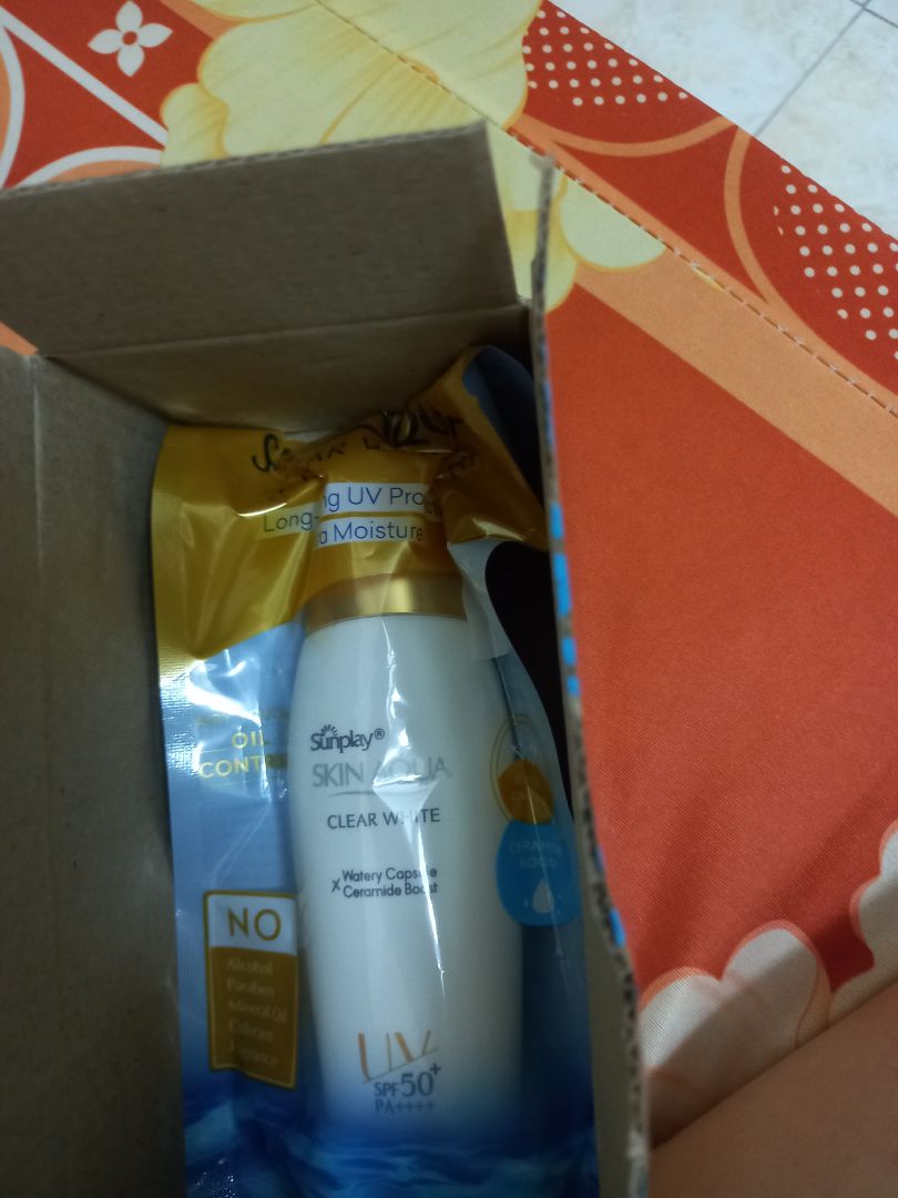 shop đóng gói cẩn thận. Mình có xài thử chai nắp xanh r mà nhỏ quá đổi sang nắp vàng xài to cho đã. 2 loại ko có khác gì nhau hết á, chỉ có nắp vàng hông thơm bằng nắp xanh thôi