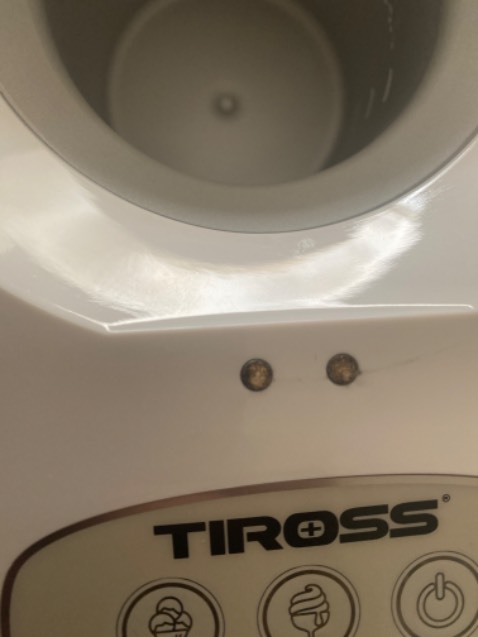 Cái đuôi nhận điện đã bị rụng hết một cái răng, và cái răng dính luôn vào cái đầu cắm. Hệ quả là máy không bật lên được. Chất lượng quá tệ. Lỗi mạch điện này có thể rất nguy hiểm. Hai cái núm nhận điện trên thành máy không hiểu sao chưa xài, mới cắm điện lần đầu đã đen xỉn và cũ kỹ.

Và mua qua cửa hàng của tiki dịch vụ quá thảm hại. Không có chức năng nhắn tin hay liên lạc khi có vấn đề, mua bảo hiểm thêm thì nhắn tin không ai trả lời.