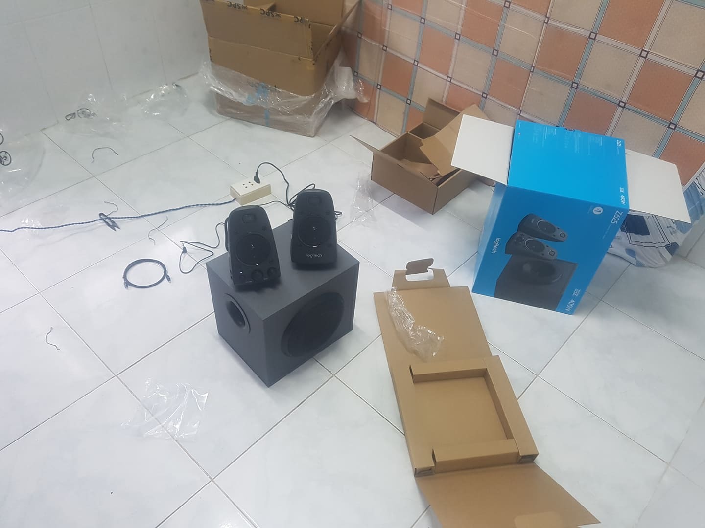 Logitech Z625 lúc đầu kết nối qua cổng Optical ko nghe tưởng loa bị lổi chỉnh 1 lát nghe uk chơi game xem phim nghe nhạc âm Bass treble nghe chất chuẩn max phê