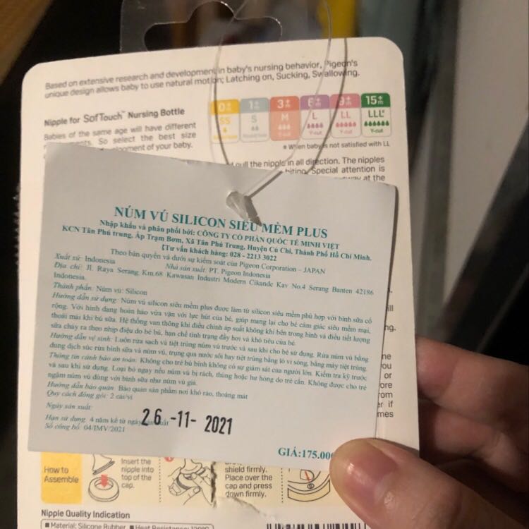 Núm size M này cứng hơn núm size SS tí. Bé mình hơn 3 tháng mẹ mới nhớ thay núm cho con. Đợt này mua có đc tặng thêm bịch rửa bình nhỏ nhỏ xinh xinh nữa.