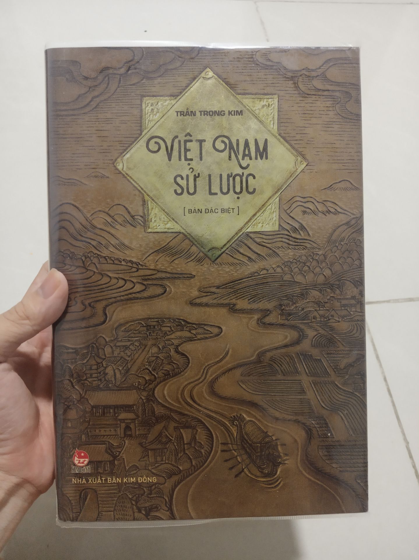 Giao hàng nhanh, sách hình thức đẹp, giấy tốt.
Nội dung sách rất phù hợp cho những ai muốn tìm hiểu lịch sử Việt Nam từ thời Hồng Bàng đến đời nhà Nguyễn
Tác phẩm này chỉ viết những sự kiện chính yếu nhất nên phù hợp với những bạn bước đầu đọc lịch sử Việt Nam, còn nếu bạn muốn tìm hiểu sâu hơn thì có thể tham khảo những tác phẩm khác
