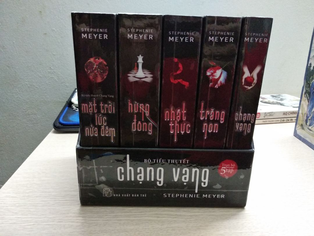 giấy tốt, thơm, các bạn đã xem phim thì cũng nên đọc truyện để thấy cái nhìn rộng hơn về các nhân vật, về câu chuyện. vận chuyển tốt nhưng có vẻ sách bảo quản ko tốt nên mặt sách bị xước xước, cx ko phải lỗi lớn lắm, mình cho qua được