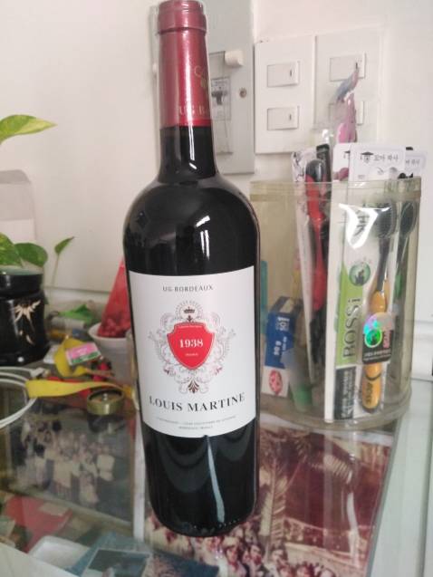 Rượu vang đỏ này uống cũng ngon lắm cả nhà , có vị chát , hay nói chung là vàng chát, hợp vị , thích lắm luôn