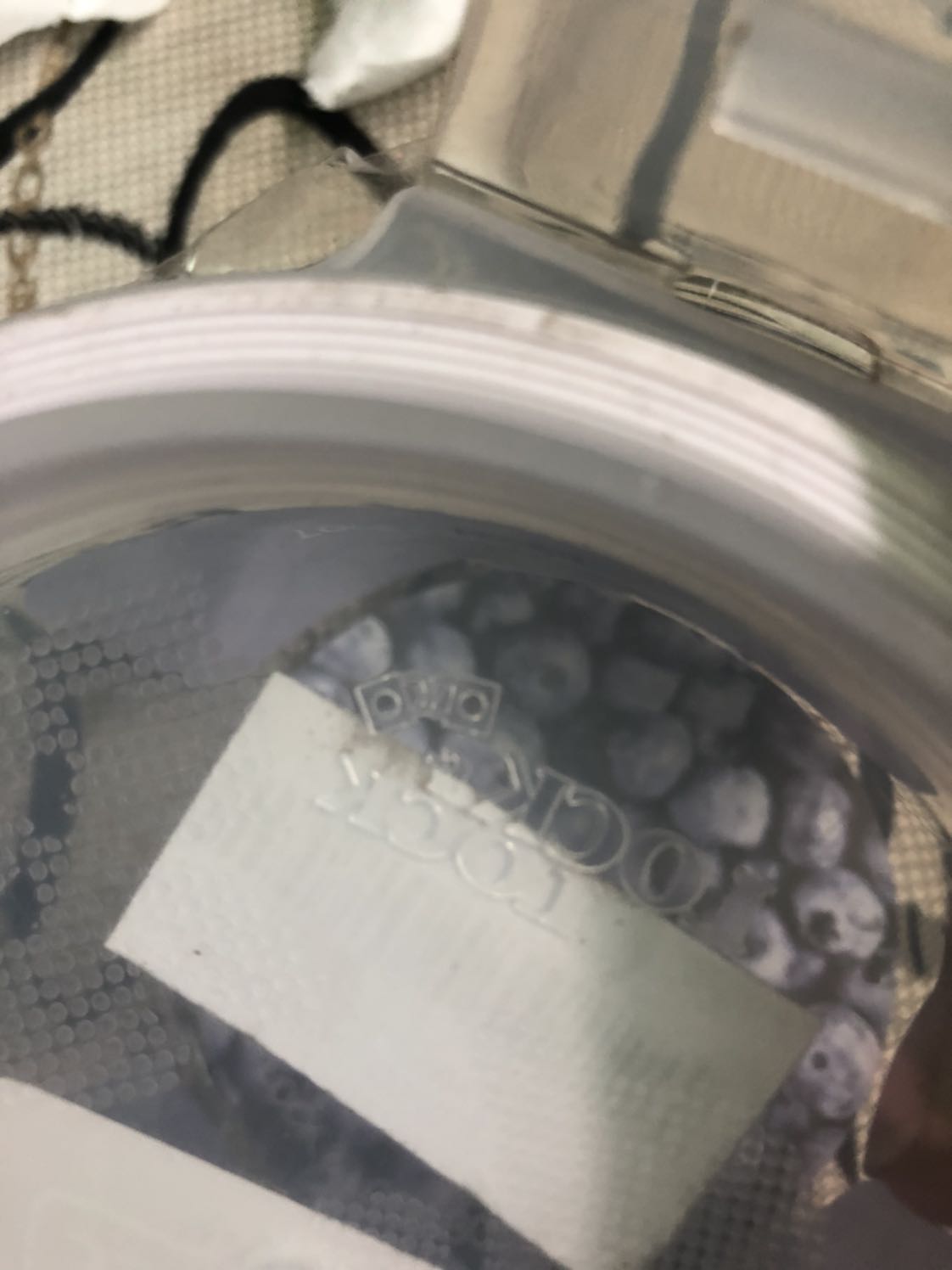 Rất vui vì TiKi giao hàng đúng hạn. Nhưng khi mở hàng thì hỡi ơi, hộp bảo quản thực phẩm có cái dây ron của nắp là khá quan trọng vậy mà hàng mình nhận dc dây ron vừa lỏng vừa đen vừa bị răng cưa.
Tem hàng thì bám bụi đen thui giống như hàng bị lỗi.
Tiki phải kiểm tra kỹ trước khi giao hàng giúp. Vui lòng đổi hàng lại giúp mình.