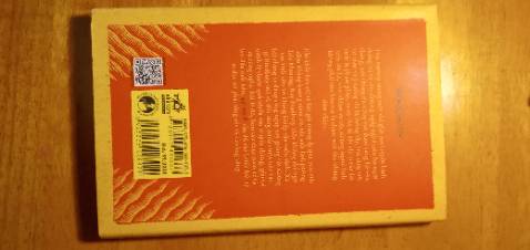 Sách này bìa cứng luôn á mọi người. Bề ngoài thì cực kì đẹp, nói chung sách của nhã nam thì đẹp và chất lượng khỏi bàn rồi. Có điều lần này tiki gói hàng hơi ẩu, làm sách của mình bị như trong ảnh...