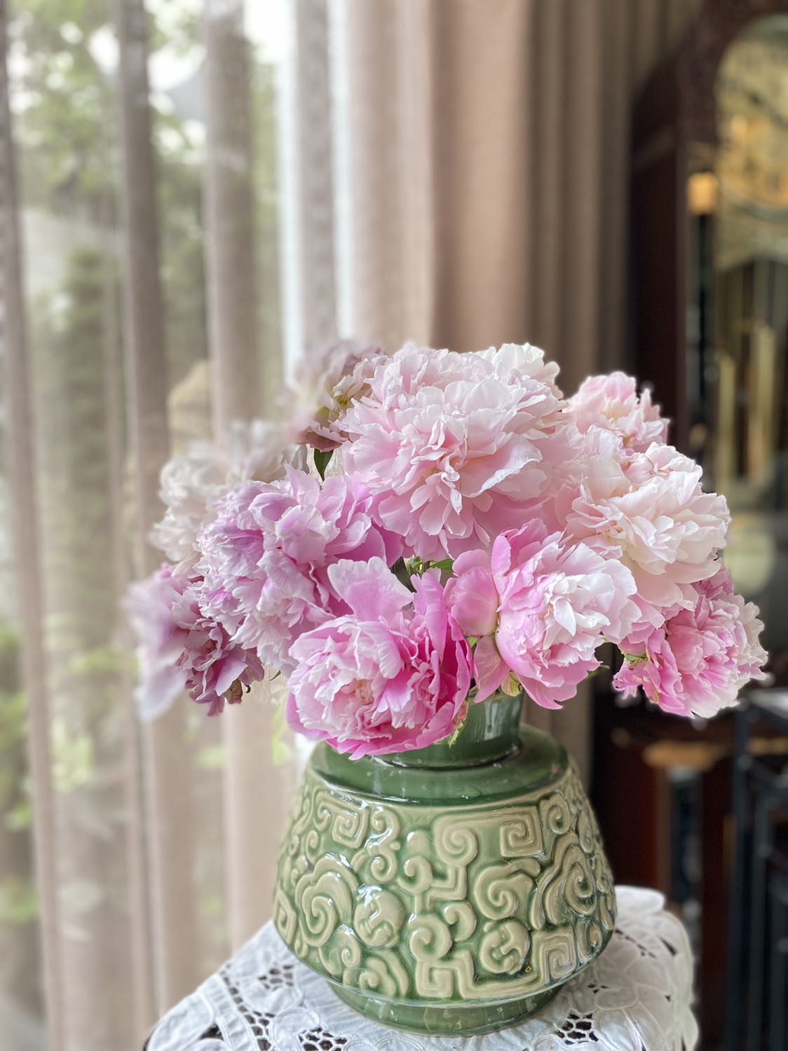 Có thể gấp gọn, cỡ như máy sấy tóc nhg đống dây cũng to ko kém 😄, khá nặng. Là chất vải lụa thì nhanh ok nhg nếu linen thì mất tgian hơn chút, 1 cái sơ mi dùng hết 1 bình nc mới ok mà cũng ko phải nét căng, anyway loại du lịch mình nghĩ thế là ổn