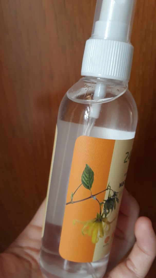 Mùi hoa thơm ngào ngạt luôn ak, ai thích mùi hoa thì không bỏ qua chai này đc đâu. Nhãn chai nhìn cũng xinh nữa. Shop còn bọc hàng quá kỹ nữa. Cho 5 sao luôn!