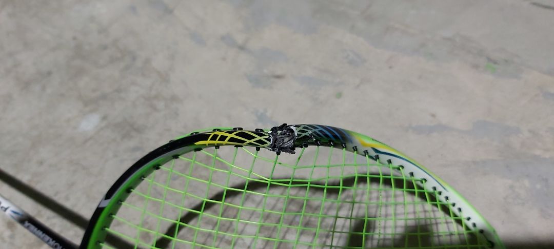 hi Shop, sản phẩm này mình mua mới chưa được 1 tháng, mà đã bị gãy như thế này. không va chạm mạnh, Shop check dùm lại và cis được bảo hành k ah. tks.