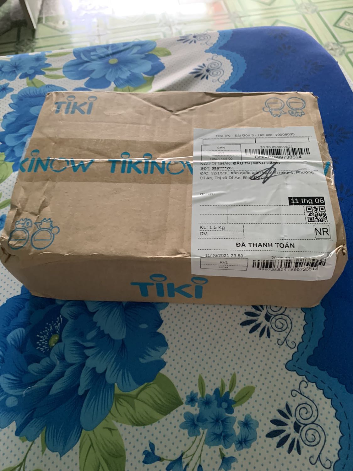 Sách thì k có màng co nhưng vẫn mới, tiki giao đúng hẹn. Sách giấy nhám mỏng, cầm nhẹ tay, màu vàng đọc tôtd cho mắt. Nội dung thì được viết theo dạng nghiêm cứu khoa học. Tác giả tổng hợp các trường hợp trải nghiệm cận tử ở trên trang web của mình rồi phân tích đánh giá. Sách được trình bày khoa học nhưng k phải trải nghiệm cận tử nào tác giả cũng là người được tiếp xúc trực tiếp, và các trải nghiệm đó được thu thập từ những người tự viết lên và gửi lên trang web nên mặc dù mình đồng tình với những nội dung được tổng hợp trong sách nhưng không thấy quá thuyết phục và xác thực để được gọi là “khám phá chấn động” như trên bìa cuốn sách. Nhìn chung mình thấy tạm được vì những kiến thức này mình đã biết trước đó. Nếu như những trải nghiệm cận tử được kể theo chi tiết có người xác nhận những gì họ trải qua thì sẽ lôi cuốn hơn nhiều