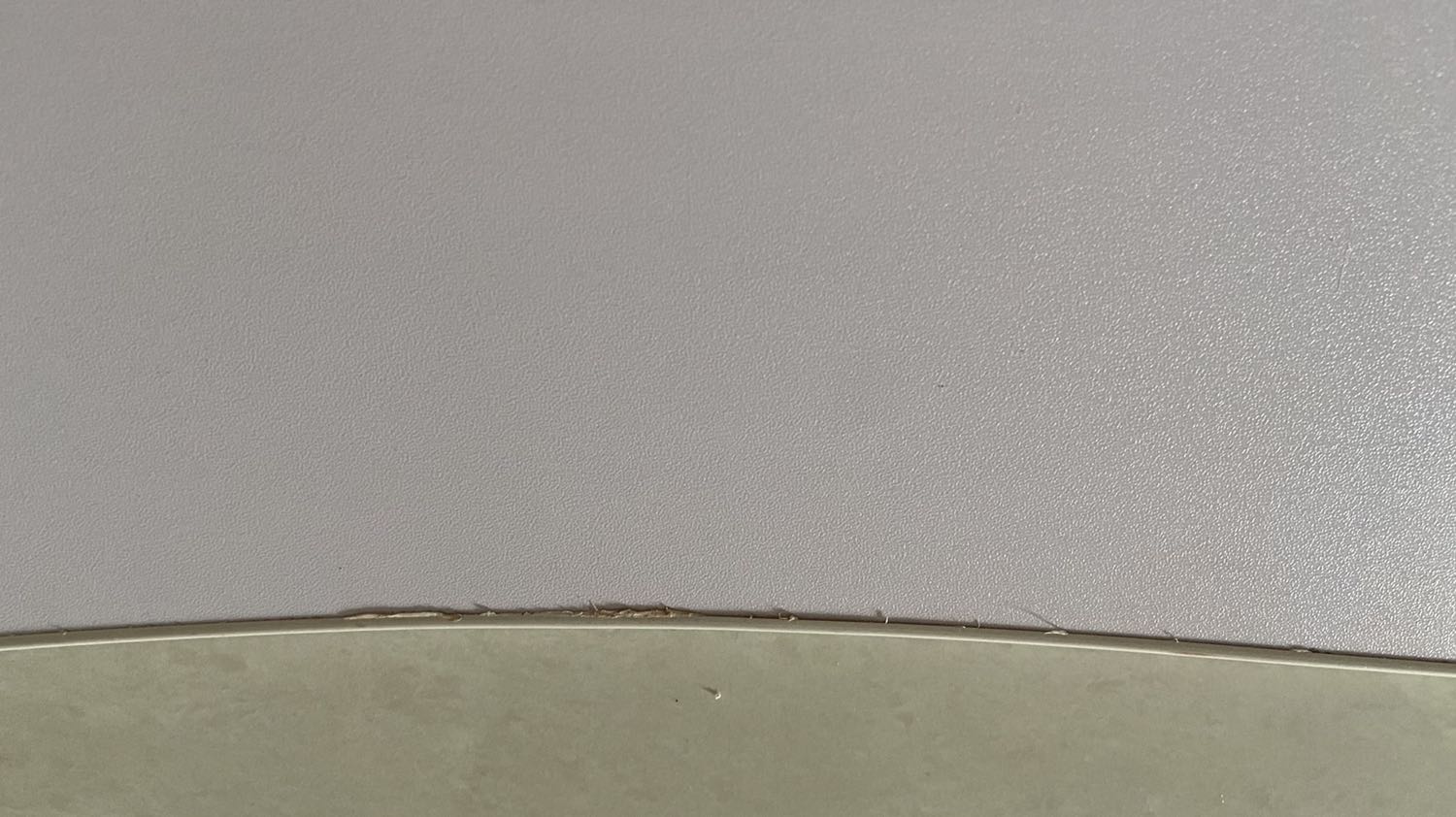 Chất lượng gia công kém. Dơ bụi. K cẩn thận dễ bị cắt tay. Mua mới mà chân bàn có dấu hiệu gỉ sét