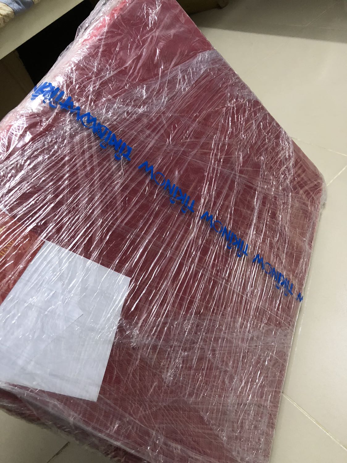 Mình chọn màu sáng nhưng shop giao tận 3 màu đỏ đậm nên mình không ưng lắm. Tuy nhiên chất lượng túi khá tốt. Dây kéo và khung sắt ổn nè. Mình chọn màu sáng nhưng shop giao tận 3 màu đỏ đậm nên mình không ưng lắm. Tuy nhiên chất lượng túi khá tốt. Dây kéo và khung sắt ổn nè.