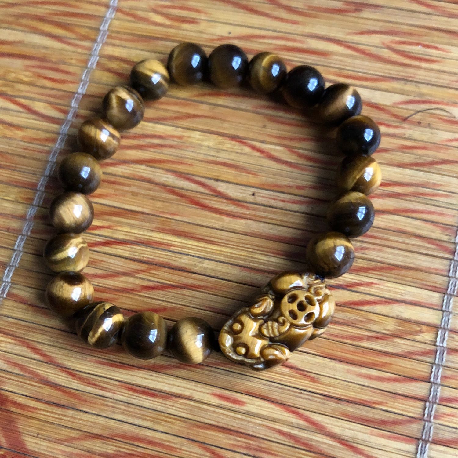 Sản phẩm đẹp lắm,đây là loại hạt 6ly,shop tặng kèm 1 cuộn dây để thay và 1 hạt đá,sâu sẵn 18 hạt nhưng về mình đeo vòng nó hơi bị nhỏ nên sâu nốt hạt kia. Shop bảo hành đến 2 năm liền. Đặc biệt giao hàng siêu nhanh,đặt hôm 15 hẹn 19 giao nhưng 16 đã nhận được rồi.