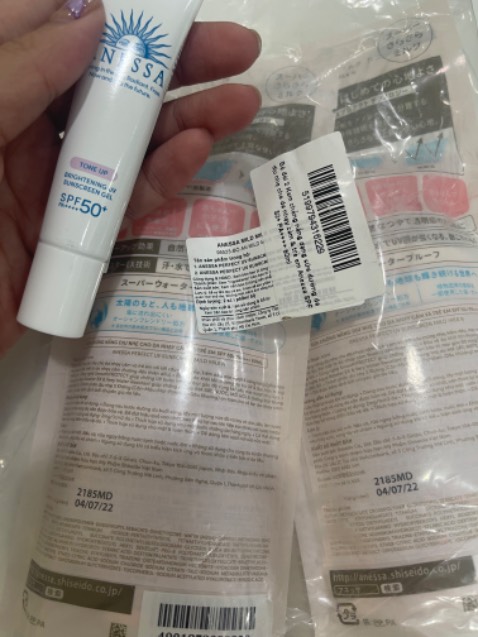 NGƯỜI GIAO HÀNG: mình không hề chê mình đặc biệt ấn tượng tốt với đội ngũ giao hàng bên TIKI, cũng có thể tuyến địa chỉ giao hàng của mình đều gặp các anh giao hàng thân thiện xịn sò

SẢN PHẨM: mình ưng nên thấy TIKI có combo rẻ lại tặng quà ok ổn áp nên mua, thật sự chia sẻ là TIKI có deal này bên nhà Anessa cực kỳ ổn thoả, mình có lời khen với đội ngũ hợp tác 2 bên, đỉnh chóp, không cần bàn sản phẩm vì mình xài hợp vad rất thích, kiềm dầu tốt và có tone up da nhẹ để cả ngày không bị xuống tone, da vẫn rạng ngời ráo mịn, chất dễ tán không bị vón cục, chỉ biết khen về sản phẩm thôi

GÓI HÀNG: mình thích cách gói hàng bên TIKK vì không để tên sản phẩm KH mua trên bill và đa phần hàng đến tay mình đều còn rất chỉnh chu và đẹp đẽ, có thể ở phần đóng gói và anh giao hàng có sự kỹ lượng nhẹ nhàng vs hàng của KH

TIKI: cái khiến mình đánh giá không cao là ở khâu nhà vận chuyển xử lý cồng kềnh đối với đơn hàng của mình, mình không có nhu cầu giao gấp và nói thẳng phí ship 50k nên tính ra mình chẳng hời bao nhiều, mình chọn giao fast bth nhưng chả hiểu sao tách đơn mình ra làm 2, mua sp tặng kèm quà mà sp 1 đơn quà 1 đơn :)) đã thế còn tính 4k (hẳn là VAT) cho từng đơn :)) thấy rất chi cồnh kềnh và phiền phức.