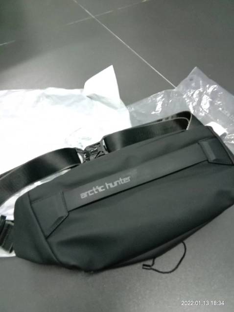 Giao hàng nhanh gọn. Túi chắc chắn và rất nhiều ngăn. Công nhận quá tiện cho dân làm ăn lớn. Chứa 2 cọc tiền 200tr vẫn ổn.