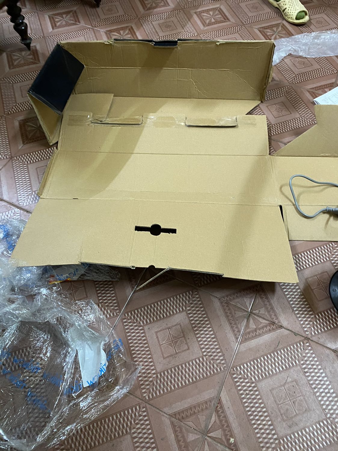 Hàng mới nhận nhưng thiếu thanh phơi đồ thùng hàng rách tan tành khi tháo lớp băng dính, máy sấy dây điện đã dc tháo trc đơ