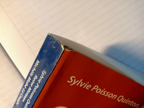 Sản phẩm kém chất lượng: bìa sách bong keo, góc của sách bị bẹp, có những vết in bẩn hằn lên bìa sách. Tôi muốn được đổi trả hàng