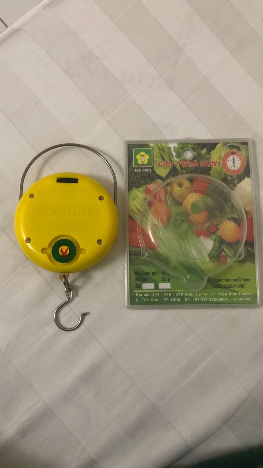 Mình rất hài lòng với chiếc cân nhận được! Cân được thiết kế khéo có thể giấu được móc treo và tay cầm nên cất trong túi rất tiện mà không làm rách và xước các vật dụng khác trong túi! Mình ủng hộ Tiki và sản phẩm của Việt Nam! Người Việt Nam ưu tiên dùng hàng Việt Nam chứ! :)