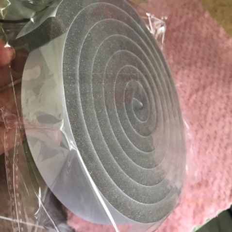 Hàng chuẩn chỉ, gói hàng rất cẩn thận chỉn chu. M dán 1 cửa mua tạm 3 cuộn về dán thấy ok lắm. M dán phòng ngủ để hạn chế mùi thức ăn từ bếp bay vào. Thấy hiệu quả lắm, biết thế mua sớm. Ngoài ra dán vào cũng có tác dụng cách âm ko nghe thấy tiếng phòng khách vẳng vào như trước. Nói chung ok ok