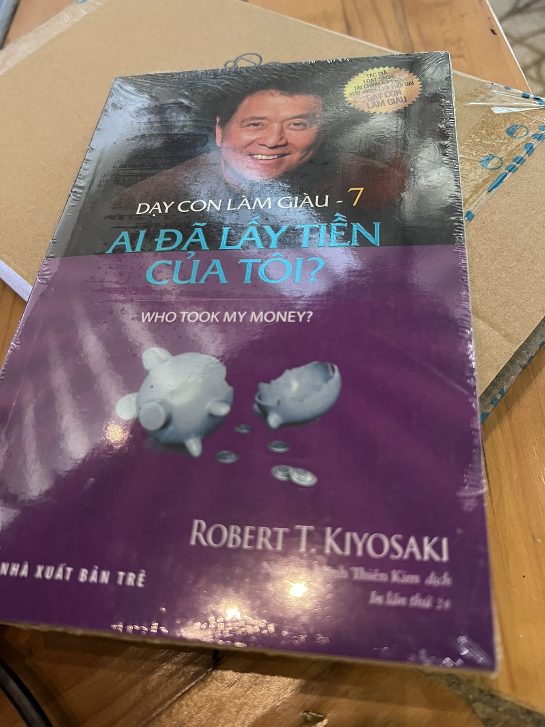 Đã nhận dc sách, đóng gói chất lượng, giao hàng rất nhanh và là sách thật có tem nên yên tâm