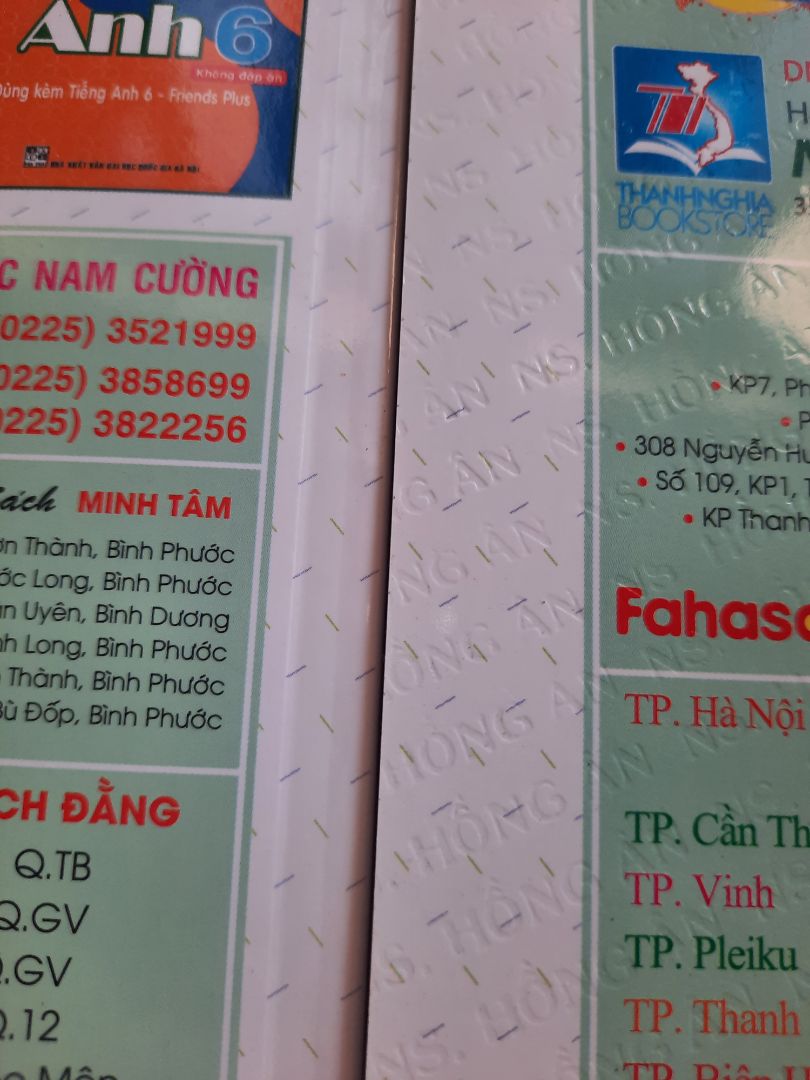 Nhà sách cẩn thận ghi : Để xác định sách chính phẩm ,chúng tôi in chìm ở bìa 1 và 4 chữ : NS. HỒNG ÂN . Nhưng T mua 2 cuốn thì 1 cuốn đúng là có chữ, cuốn còn lại  không có chữ ( Xem ảnh ) . Nhà sách cần truy vết xem cơ sở nào in lậu hoặc đánh cắp thương hiệu nhé !