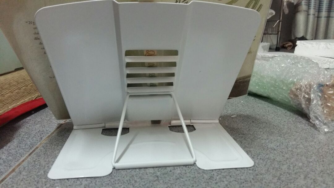 kệ sách này khá tốt trong việc giữ sách, có nhiều nấc để mình chỉnh tư thế đọc. thanh giữ sách có thể gập tùy ý giúp mình giữ các cuốn sách dày  cũng như các tờ giấy mỏng. rất tiện lợi