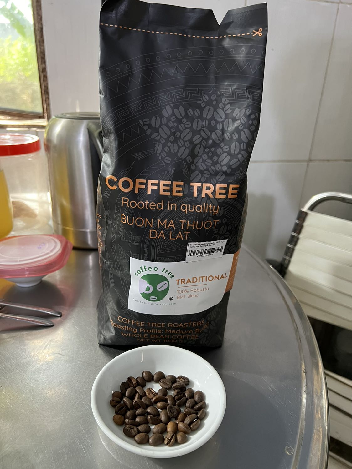 Cà phê mở bịt nghe mùi bơ nhẹ nhẹ ko đáng kể, ko biết có phải shop bỏ bơ khi rang ko?, tuy nhiên khi xay lên thì mùi cà phê toả ra ko nghe đc mùi bơ nữa, cfe nhìn chung rang nhạt, chén bên phải ( còn cái bên trái) là loại mình mua hãng khác, mình pha bằng máy uống vị ok.