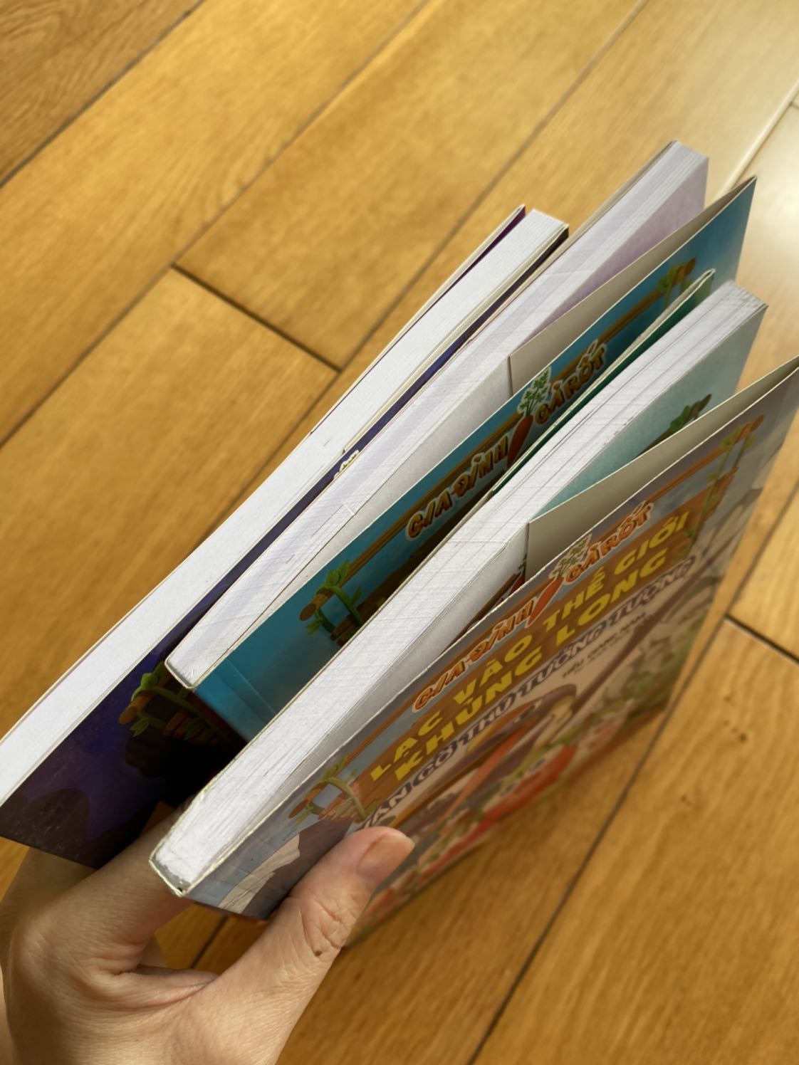 Mua 3 quyển thì được một quyển mới. Còn lại bìa sách gãy cong, sách đã bẩn và cũ.