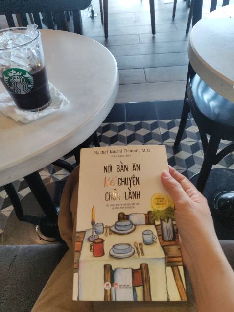 Tôi được dạy từ khi còn rất nhỏ rằng khi có điều gì đó làm tôi đau đớn, tốt nhất đừng nghĩ đến nó nữa và vùi đầu vào việc khác. Không may là trong y khoa, “việc khác” là một tấm thảm kịch khác không bớt bi thương hơn lúc trước.

Điểm mấu chốt ở đây là đau buồn không phải để giúp bất cứ bệnh nhân cụ thể nào. Bạn được phép đau buồn vì nó sẽ giúp ích cho bạn, cho phép bạn tiếp tục tiến lên sau mất mát.

Thực tế, kỳ vọng chúng ta có thể bình thản không xúc động khi xung quanh ta là khổ đau và mất mát là điều không tưởng, như lội qua nước mà không bị ướt vậy.

Chúng ta kiệt sức không phải vì chúng ta không quan tâm mà vì ta không giải phóng cảm xúc của mình, để sự mất mát lấp đầy trái tim mình, quá đầy nên chẳng còn chỗ nào cho sự quan tâm nữa.

Kinh nghiệm của tôi cho thấy ta chỉ bắt đầu hồi phục khi học được cách đau buồn. Đau buồn là một cách ta tự chăm sóc bản thân.

Trích từ sách #nơi_bàn_ăn_kể_chuyện_chữa_lành trang 1***