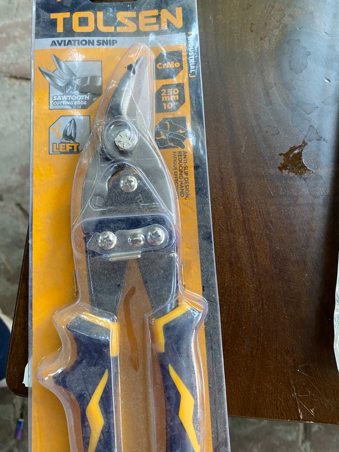 Hình ảnh và thông tin sản phẩm là loại lưỡi cắt thẳng, nhưng hàng mình nhận được là lưỡi cắt cong. sản phẩm thì bụi bẩn bên ngoài trông lôi thôi. Tiki nên kiểm tra sản phẩm trước khi giao hàng, vì trong 1 tuần mình đã nhận 2 đơn hàng giao không đúng chủng loại. thanks