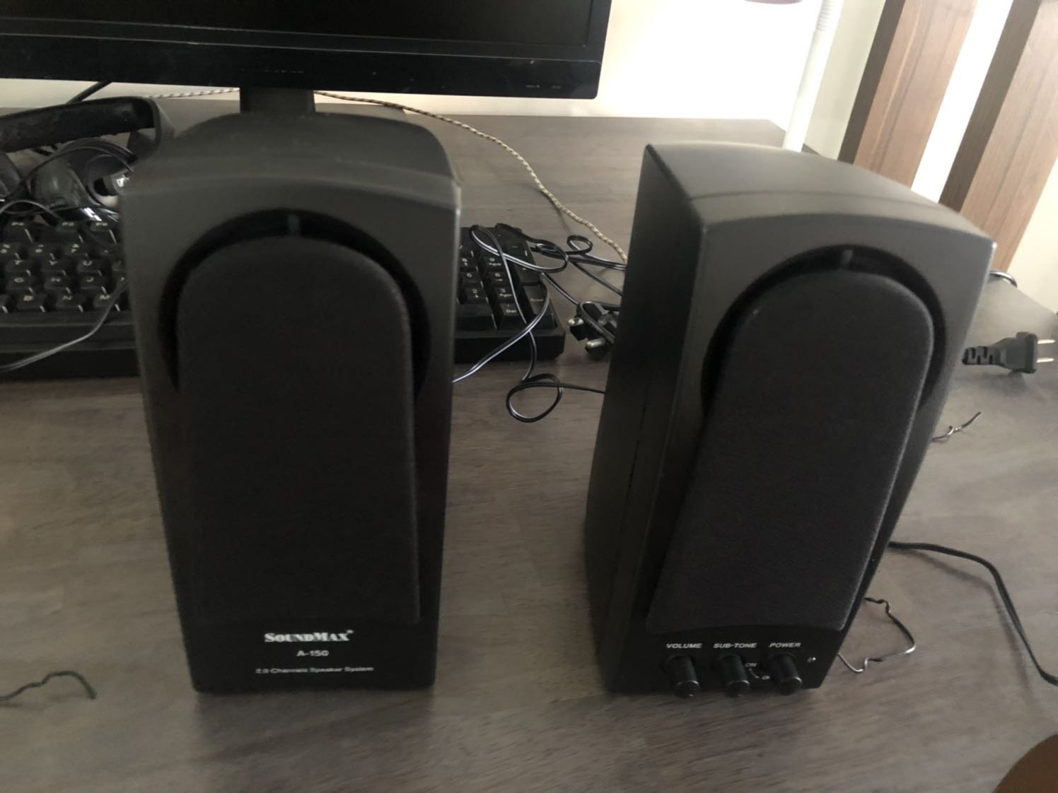 Tiki giao hàng nhanh, đóng gói cẩn thận.
Sản phẩm đáp ứng nhu cầu nghe nhạc cơ bản, công suất nhỏ, chỉ phù hợp trong phòng nhỏ. Nếu bạn có nhu cầu nghe nhạc cao thì nên chọn mua sản phẩm mắc tiền hơn.