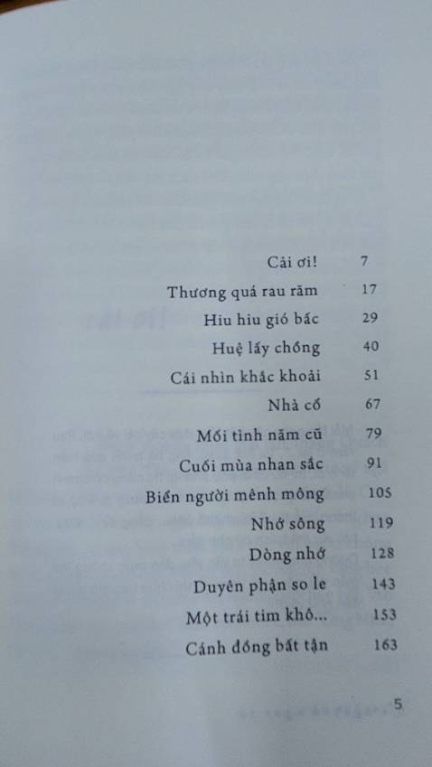 Hơn mười truyện ngắn về thân phận con người vùng sông nước dường như bất tận châu thổ đồng bằng sông Mê kông. Đó đều là những mẩu chuyện mộc mạc nhẹ nhàng không quá bi lụy về những mảnh đời chìm nổi, lênh đênh. Những người dân Nam bộ thật thà, chất phác vẫn bình thản, lặng lẽ sống như vậy từ bao đời trong một không gian rất riêng, dù hoàn cảnh sống còn rất nhiều khó khăn nhưng bặt không một lời ta thán mà chỉ thấy chan chứa tình người.