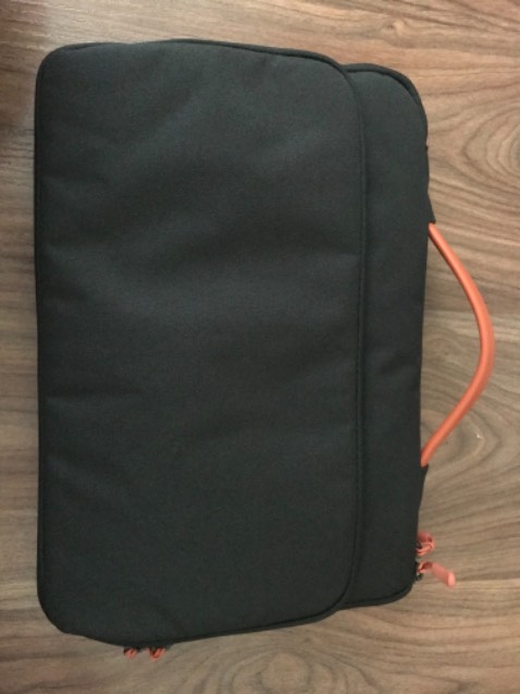 Tiki giao đúng thời gian dự kiến. 
Sản phẩm mới, tốt, vừa vặn với laptop asus 11.6" của mình. Lớp chống shock dày dặn, khoá kéo trơn.