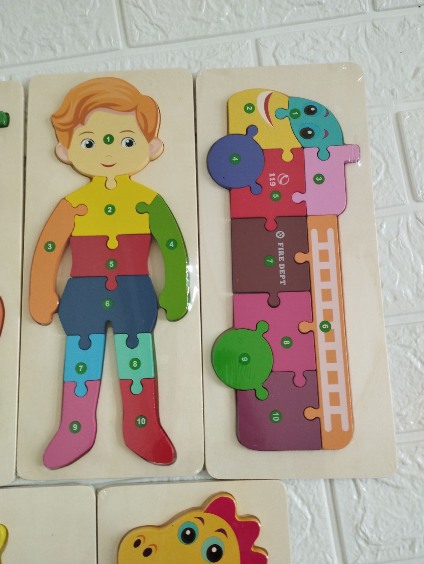 Bé nhà m thích mê mẩn, mà mình cũng thấy hay hay, vừa chơi cùng con lại dạy con được nhiều thứ như tập đếm từ 1-10, các bộ phận trên cơ thể và vị trí của chúng, bé phải học cách ghép nối đúng nên nhanh nhớ hơn, lại phải khéo léo mới lắp đung đc ah. Nói chung m rất ưng món này khi mua về cho con trai mình