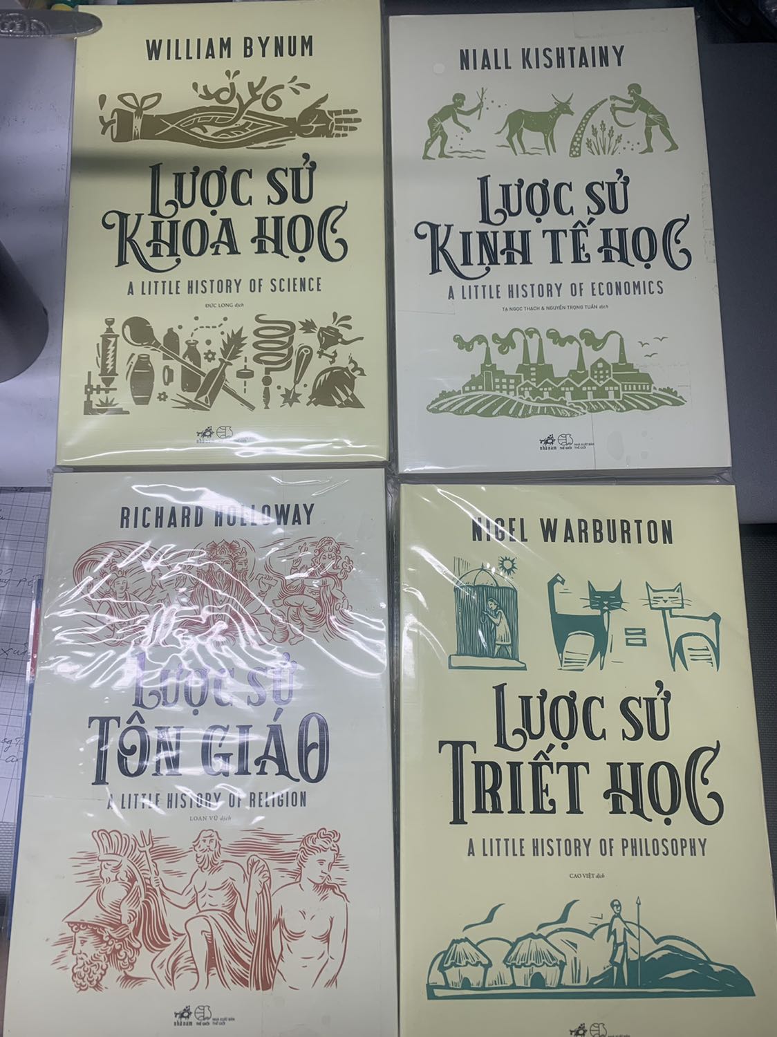 Chủ yếu sách nói về triết học phương Tây, không có triết phương Đông. Mỗi chapter nói về 1 trường phái tư tưởng. Hiện mình chỉ mới xem lướt nên chưa đánh giá hết được. Về chất lượng thì tốt, giấy đẹp. Nhã Nam làm sách rất đáng tiền mua. Chủ yếu sách nói về triết học phương Tây, không có triết phương Đông. Mỗi chapter nói về 1 trường phái tư tưởng. Hiện mình chỉ mới xem lướt nên chưa đánh giá hết được. Về chất lượng thì tốt, giấy đẹp. Nhã Nam làm sách rất đáng tiền mua.